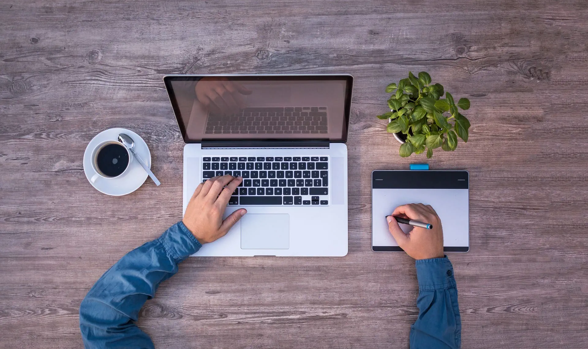Diseño web para estudiantes en laptop